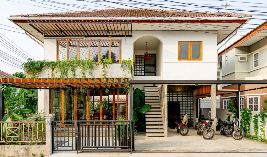 Ngôi nhà 2 tầng sử dụng vật liệu tự nhiên tạo nên vẻ đẹp nguyên bản